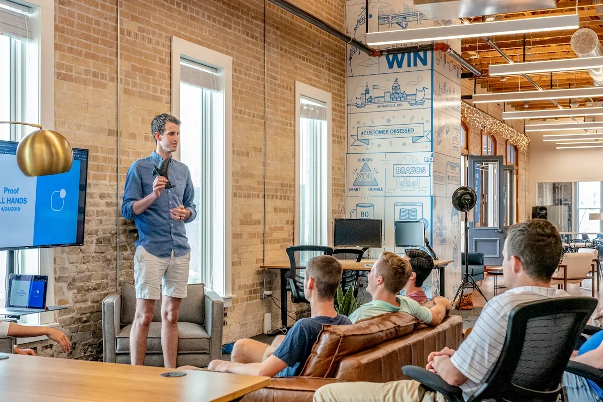 INFJ vs ESTJ：当"理想"遇上"现实"